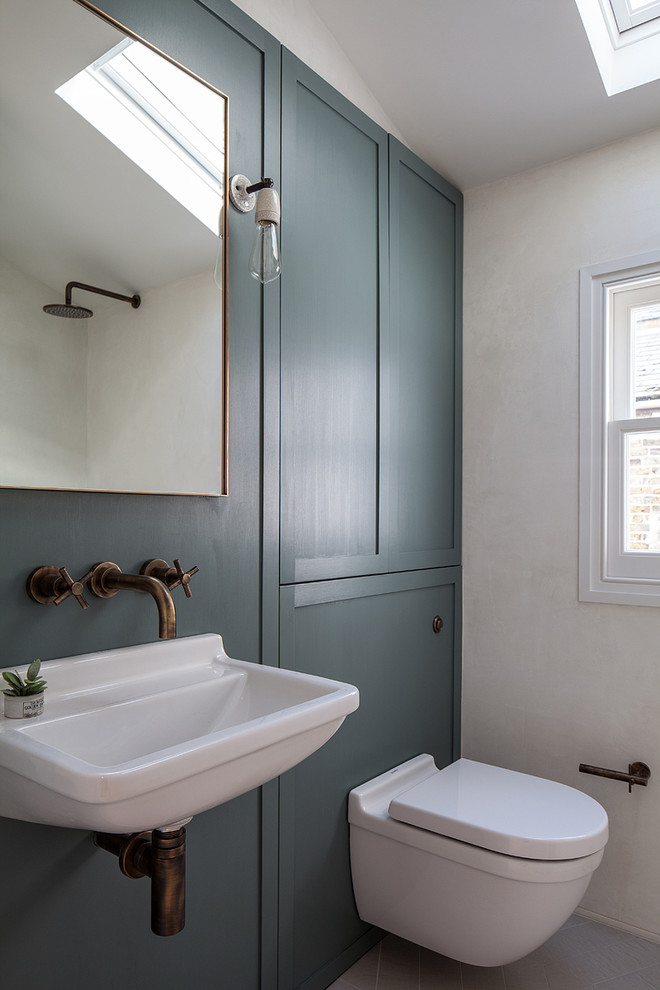 Foto de cuarto de baño contemporáneo pequeño con sanitario de pared, paredes blancas y lavabo suspendido