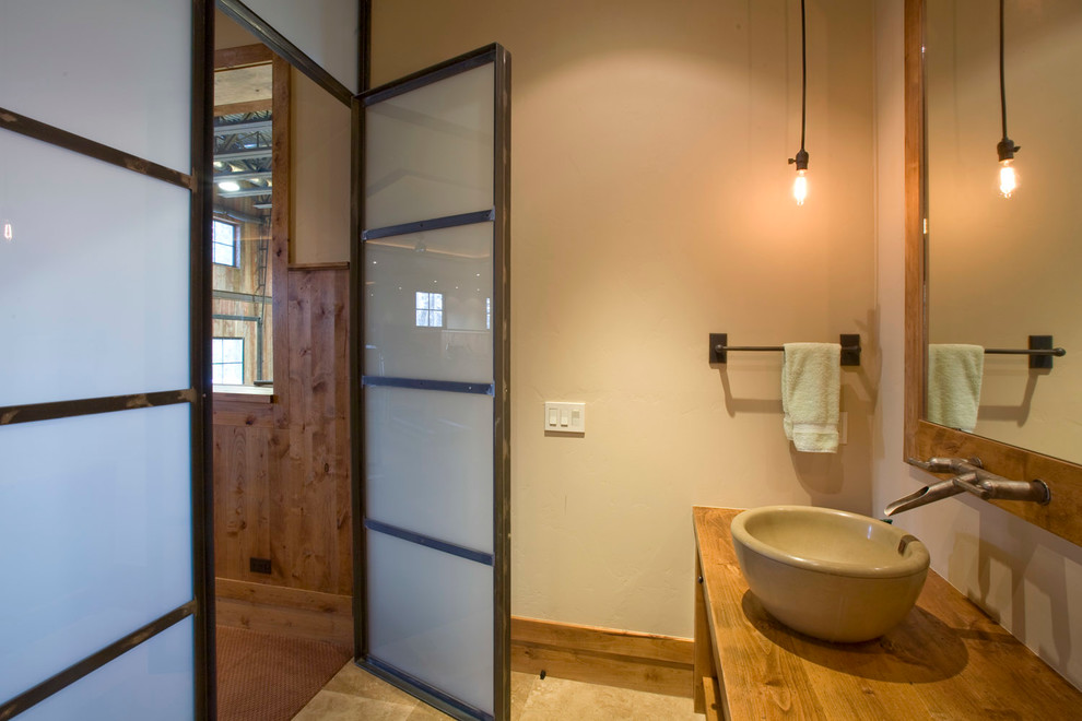 Esempio di una stanza da bagno con doccia tradizionale con lavabo a bacinella, nessun'anta, top in legno, piastrelle blu, pareti beige e pavimento in travertino