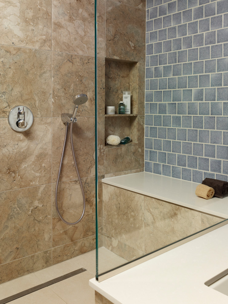 Ejemplo de cuarto de baño minimalista con encimera de cuarzo compacto, bañera encastrada sin remate, ducha abierta, baldosas y/o azulejos azules, baldosas y/o azulejos de cerámica y paredes beige