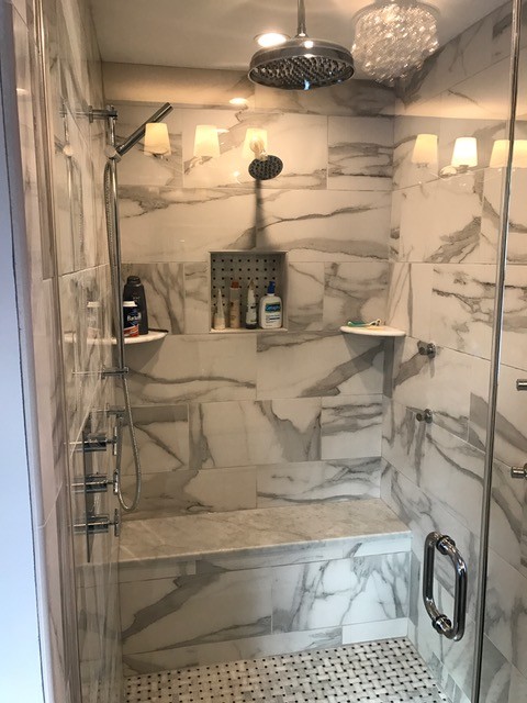 Источник вдохновения для домашнего уюта: главная ванная комната среднего размера в классическом стиле с открытым душем, белой плиткой, керамогранитной плиткой и полом из керамогранита