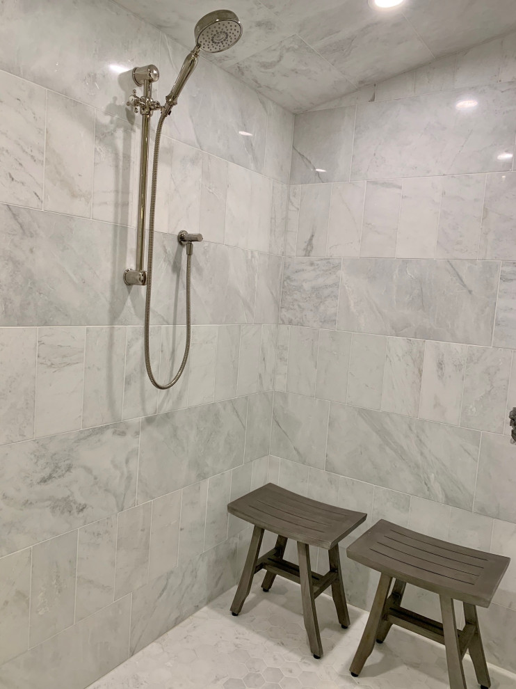 Foto di una stanza da bagno padronale eclettica con doccia alcova, piastrelle bianche, piastrelle di marmo, pavimento in marmo, pavimento blu e porta doccia a battente