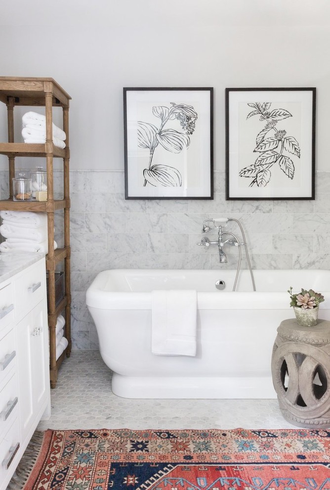 Esempio di una stanza da bagno padronale design di medie dimensioni con vasca freestanding, pareti grigie e pavimento in cementine
