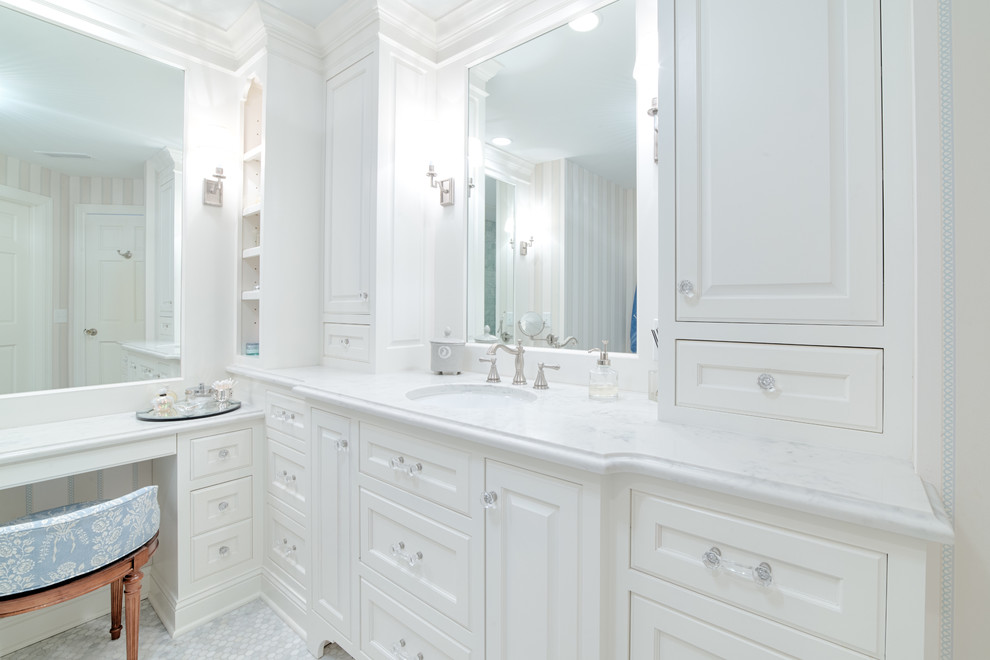 Esempio di una stanza da bagno padronale classica di medie dimensioni con ante con riquadro incassato, ante bianche, pareti bianche, pavimento con piastrelle in ceramica, lavabo sottopiano, top in marmo e top bianco