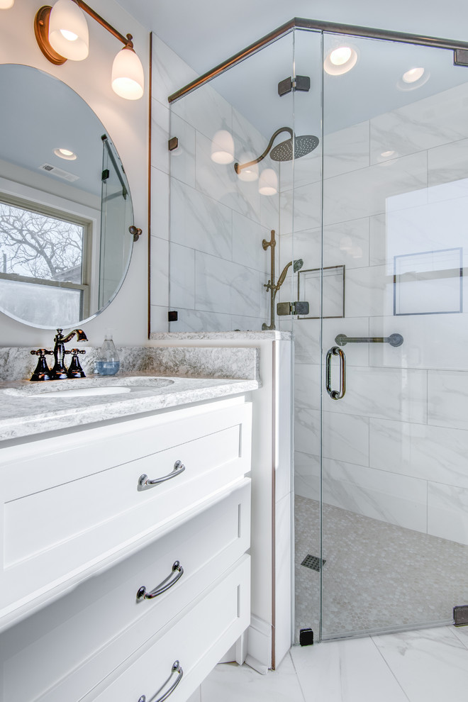 Idee per una stanza da bagno padronale design con ante bianche, doccia ad angolo, piastrelle bianche, piastrelle di marmo, pareti bianche, pavimento in marmo, lavabo sottopiano, pavimento bianco e porta doccia a battente