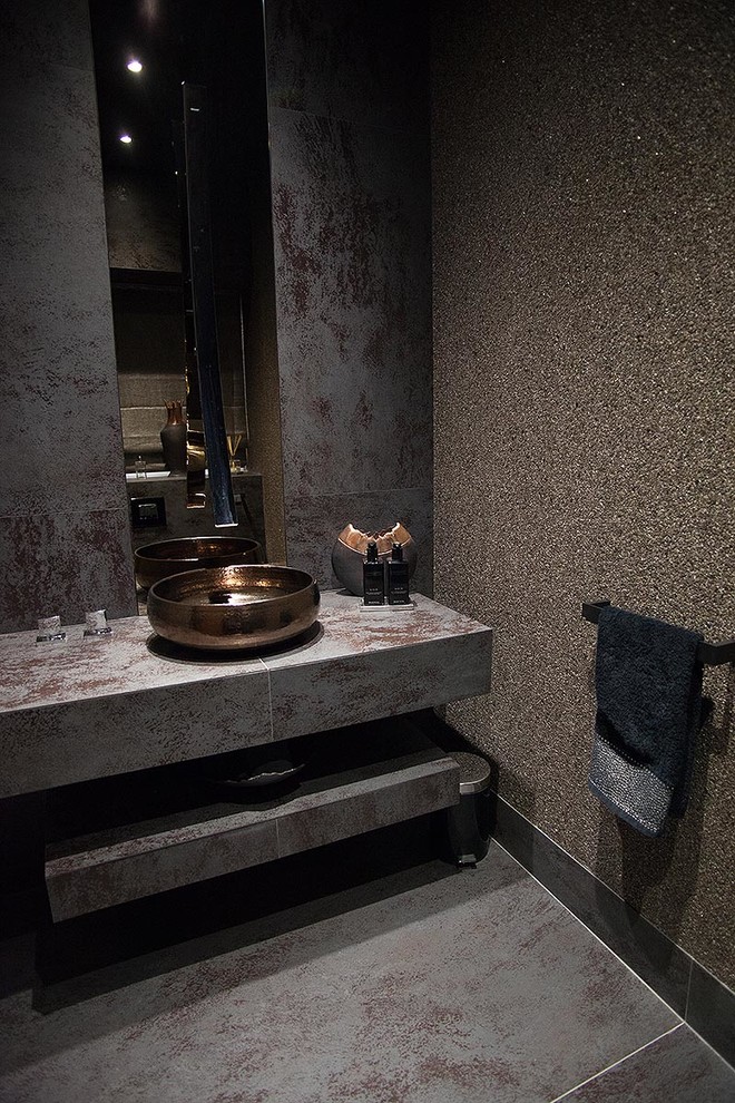 ロンドンにある小さなコンテンポラリースタイルのおしゃれな浴室 (タイルの洗面台、石タイル) の写真