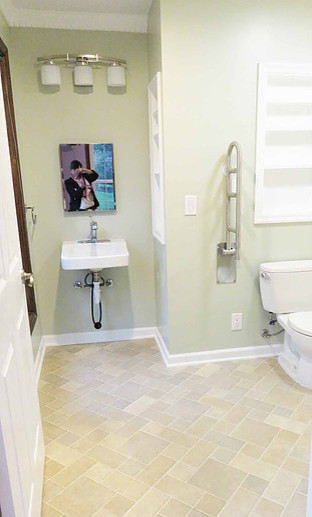Cette photo montre une salle de bain principale tendance de taille moyenne avec une douche à l'italienne, WC à poser, un mur vert, un sol en linoléum, un lavabo suspendu, un sol beige et une cabine de douche avec un rideau.