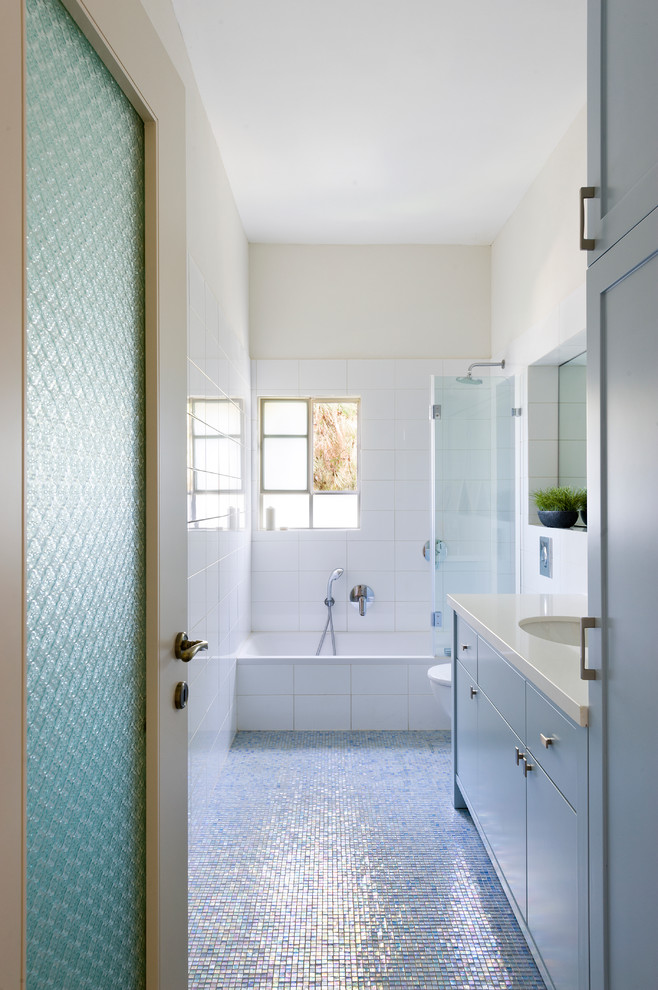 Aménagement d'une salle de bain contemporaine avec mosaïque.