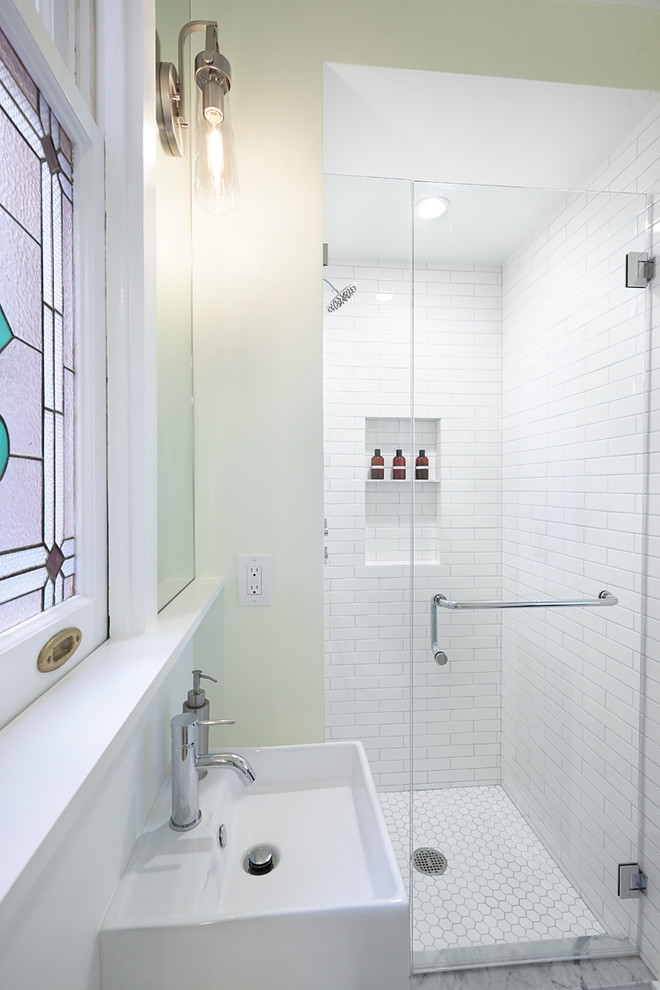 Idéer för små funkis en-suite badrum, med ett väggmonterat handfat, skåp i shakerstil, vita skåp, bänkskiva i kvarts, en dusch i en alkov, en toalettstol med hel cisternkåpa, vit kakel, tunnelbanekakel, gröna väggar och marmorgolv