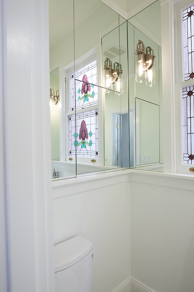 Kleines Modernes Badezimmer En Suite mit Wandwaschbecken, Schrankfronten im Shaker-Stil, weißen Schränken, Quarzwerkstein-Waschtisch, Duschnische, Toilette mit Aufsatzspülkasten, weißen Fliesen, Metrofliesen, grüner Wandfarbe und Marmorboden in San Francisco
