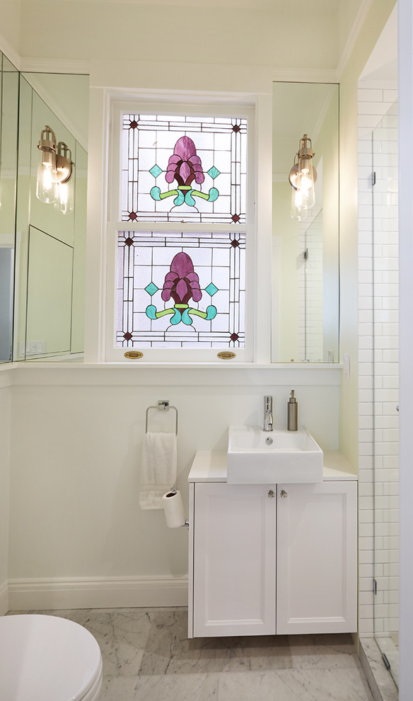 Foto på ett litet funkis en-suite badrum, med ett väggmonterat handfat, skåp i shakerstil, vita skåp, bänkskiva i kvarts, en dusch i en alkov, en toalettstol med hel cisternkåpa, vit kakel, tunnelbanekakel, gröna väggar och marmorgolv