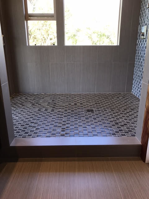 Идея дизайна: большая ванная комната в современном стиле с черно-белой плиткой