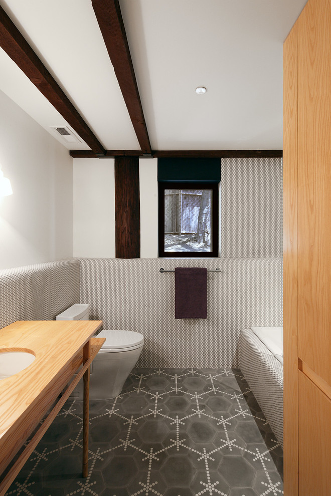 Стильный дизайн: ванная комната среднего размера в современном стиле с накладной ванной, унитазом-моноблоком, белыми стенами, душевой кабиной, столешницей из дерева, душем над ванной, полом из керамогранита и серым полом - последний тренд
