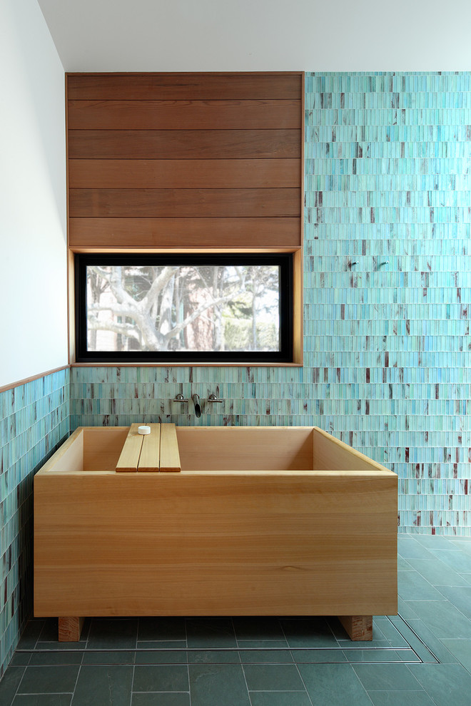 Стильный дизайн: большая главная ванная комната в современном стиле с японской ванной, двойным душем, зеленой плиткой, стеклянной плиткой, зелеными стенами, полом из керамогранита, серым полом и душем с раздвижными дверями - последний тренд