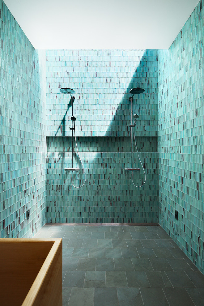 Свежая идея для дизайна: большая главная ванная комната в современном стиле с японской ванной, двойным душем, зеленой плиткой, стеклянной плиткой, зелеными стенами, полом из керамогранита, серым полом и душем с раздвижными дверями - отличное фото интерьера