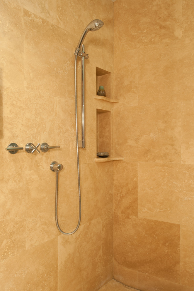 Immagine di una stanza da bagno padronale design di medie dimensioni con pareti beige, piastrelle beige e piastrelle in terracotta