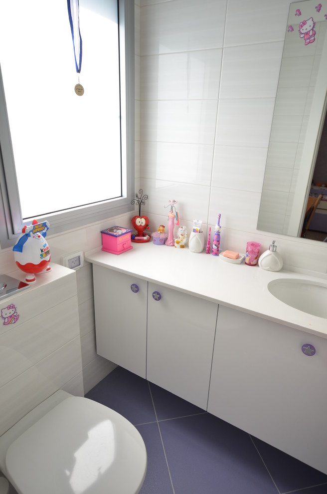 Aménagement d'une salle de bain contemporaine avec WC suspendus et un sol violet.