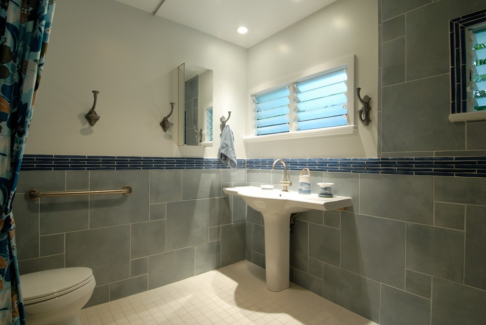 Modelo de cuarto de baño tropical con lavabo con pedestal
