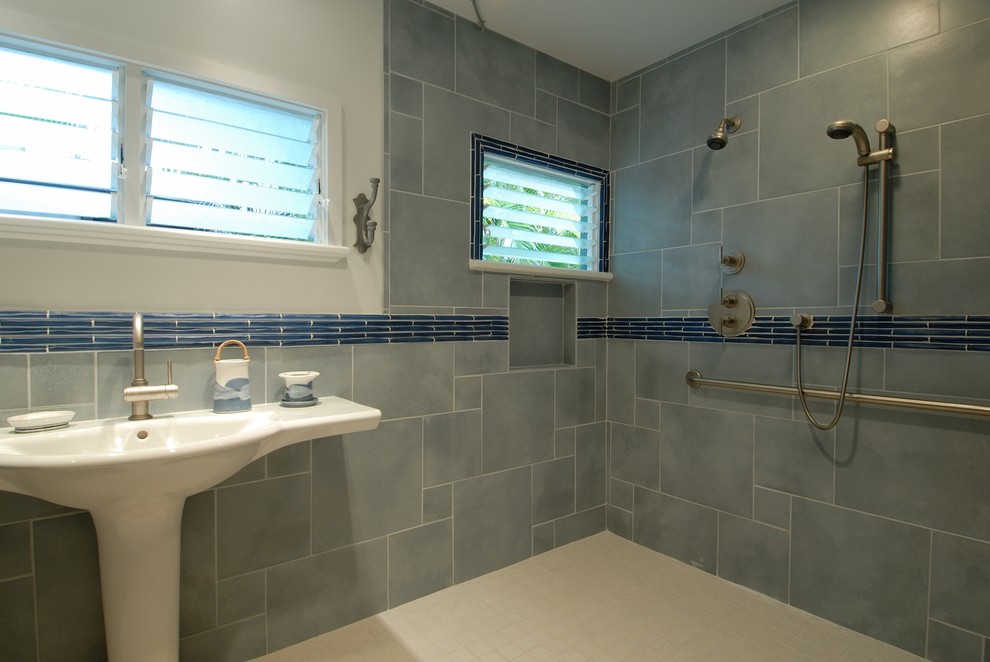 Exemple d'une salle de bain exotique avec une douche ouverte et un lavabo de ferme.