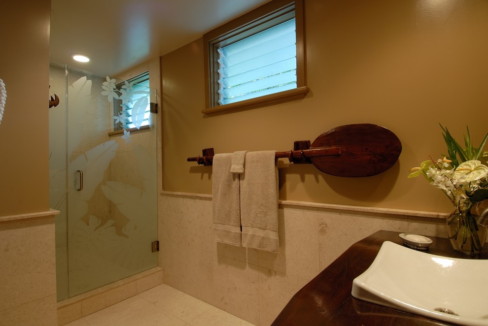 Idées déco pour une salle de bain exotique avec une vasque et un plan de toilette en bois.