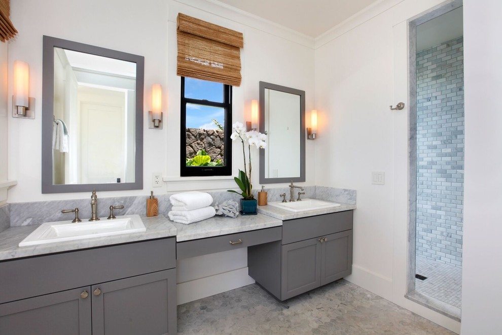 Пример оригинального дизайна: главная ванная комната среднего размера в морском стиле с фасадами в стиле шейкер, угловым душем, серой плиткой, мраморной плиткой, белыми стенами, мраморным полом, накладной раковиной, мраморной столешницей, серым полом, открытым душем, серыми фасадами и унитазом-моноблоком