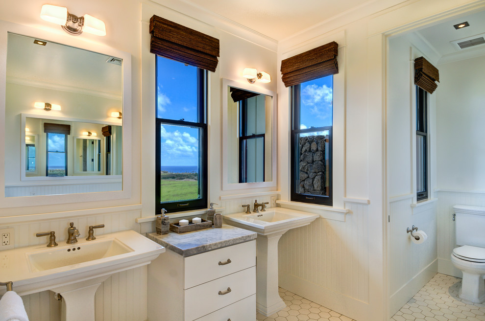 Modern inredning av ett mellanstort badrum med dusch, med släta luckor, vita skåp, vit kakel, granitbänkskiva, en toalettstol med separat cisternkåpa, vita väggar, mosaikgolv, ett piedestal handfat, vitt golv, en hörndusch, marmorkakel och med dusch som är öppen