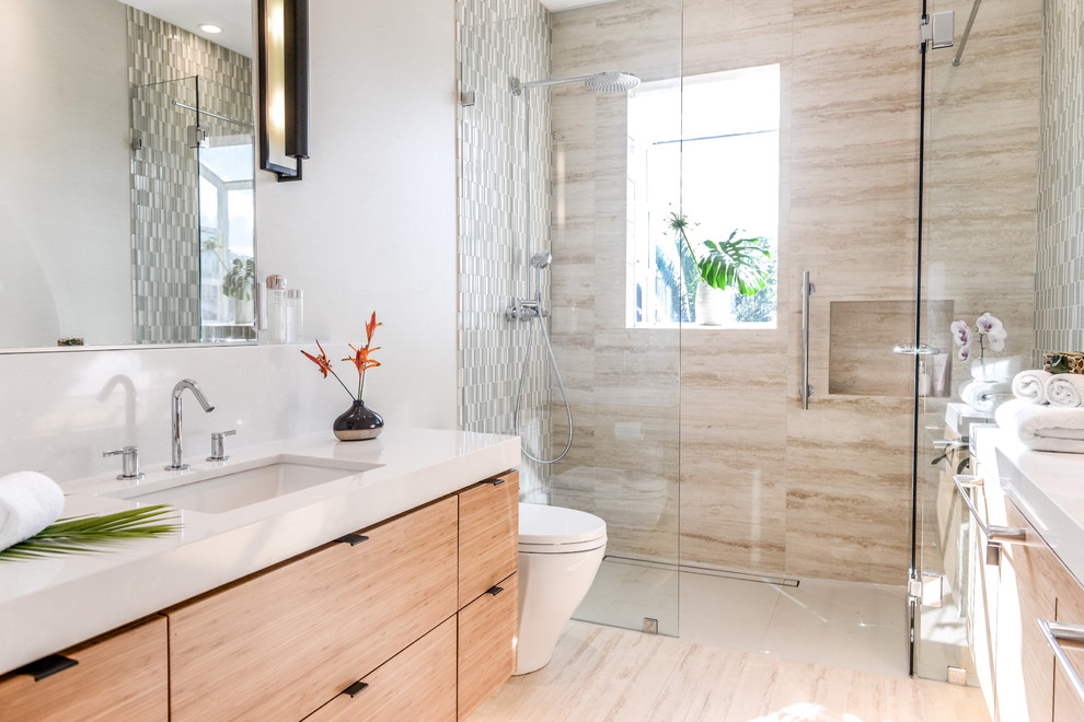 Idee per una stanza da bagno minimalista con ante in legno chiaro, WC monopezzo, piastrelle multicolore, pareti bianche, pavimento beige e top bianco