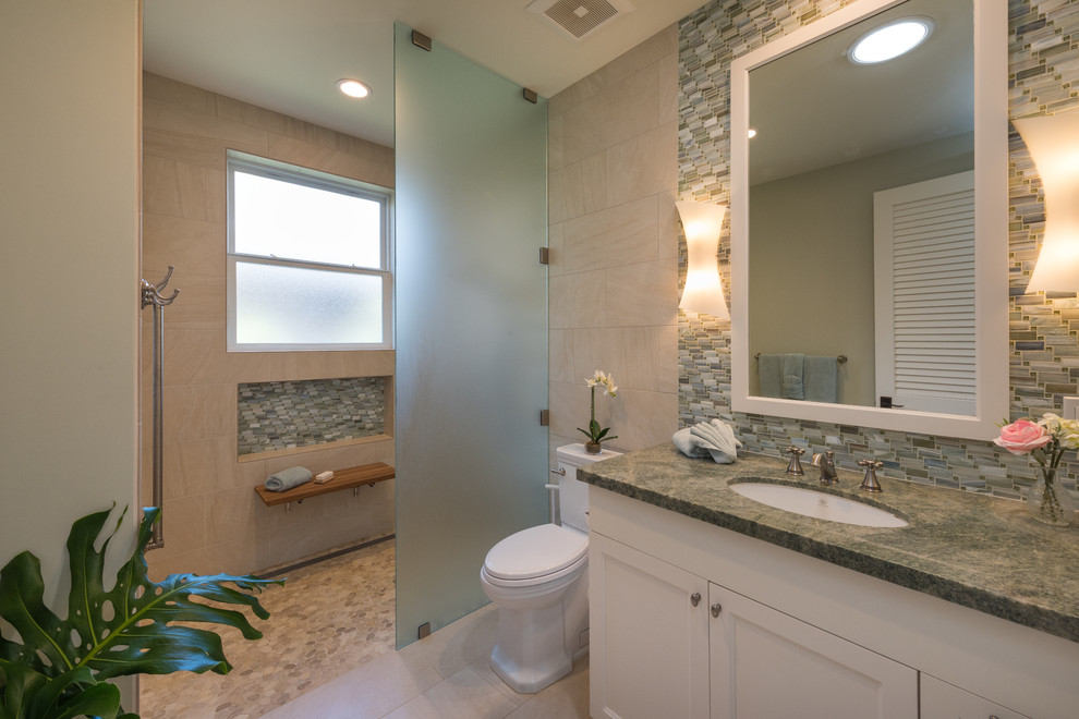 На фото: ванная комната в морском стиле с фасадами в стиле шейкер, белыми фасадами, унитазом-моноблоком, зеленой плиткой, стеклянной плиткой, серыми стенами, полом из керамогранита, врезной раковиной, столешницей из гранита и зеленой столешницей с