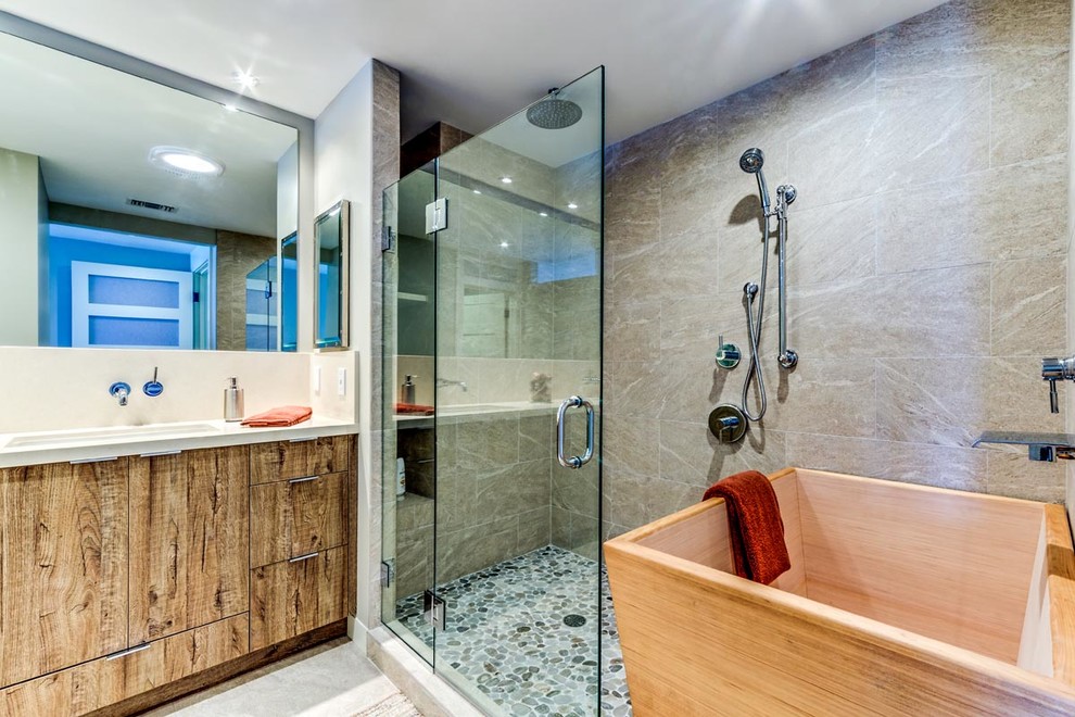 Imagen de cuarto de baño principal clásico renovado con puertas de armario de madera oscura y bañera exenta