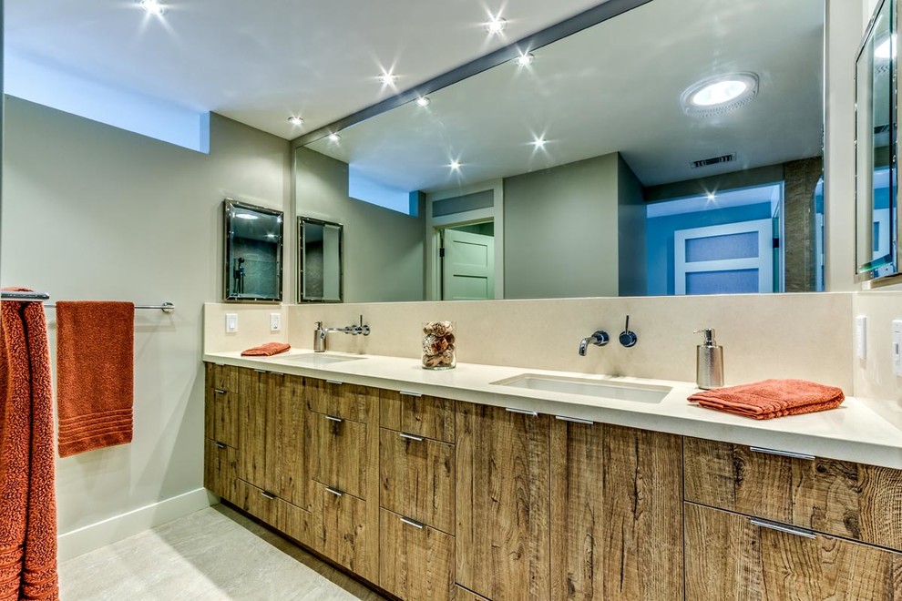 Ejemplo de cuarto de baño principal clásico renovado con puertas de armario de madera oscura, bañera exenta y armarios con paneles lisos