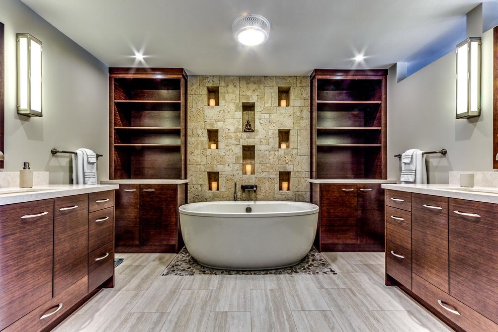 Mittelgroßes Modernes Badezimmer mit flächenbündigen Schrankfronten, dunklen Holzschränken, beigen Fliesen und Unterbauwaschbecken in Hawaii