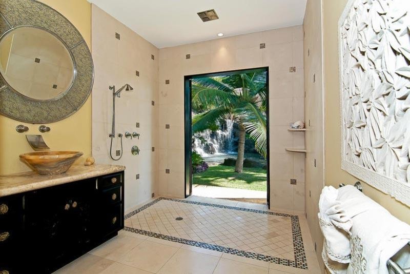 Aménagement d'une grande salle de bain principale contemporaine avec un placard à porte plane, des portes de placard noires, une douche ouverte, un carrelage beige, des carreaux de céramique, un mur beige, un sol en carrelage de céramique, une vasque et un plan de toilette en granite.