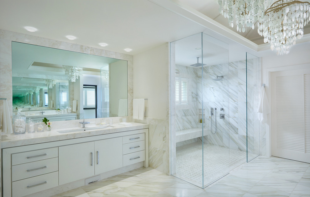 Modelo de cuarto de baño principal exótico grande con puertas de armario blancas, encimera de mármol, ducha doble, baldosas y/o azulejos blancos y paredes blancas