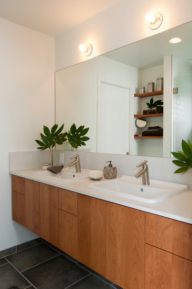 Modernes Badezimmer mit Einbauwaschbecken, flächenbündigen Schrankfronten, hellen Holzschränken, weißer Wandfarbe und Schieferboden in Portland