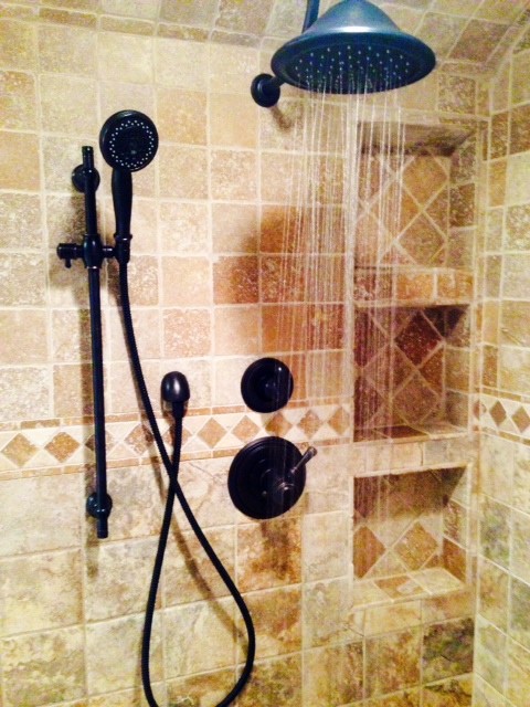 Idee per una stanza da bagno padronale classica di medie dimensioni con piastrelle in pietra