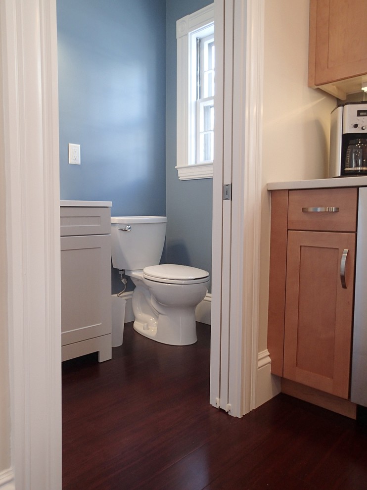 На фото: ванная комната в стиле неоклассика (современная классика) с фасадами в стиле шейкер, фасадами цвета дерева среднего тона, столешницей из искусственного кварца и стеклянной плиткой с