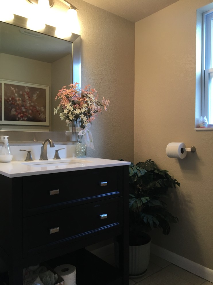 Idee per una piccola stanza da bagno con doccia classica con ante nere, WC monopezzo, pareti beige, lavabo sottopiano, top in marmo, pavimento beige e top giallo