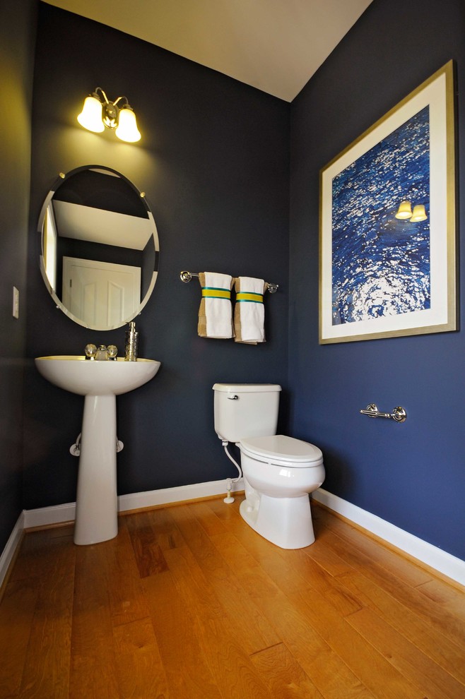 Идея дизайна: туалет в морском стиле с синими стенами и паркетным полом среднего тона