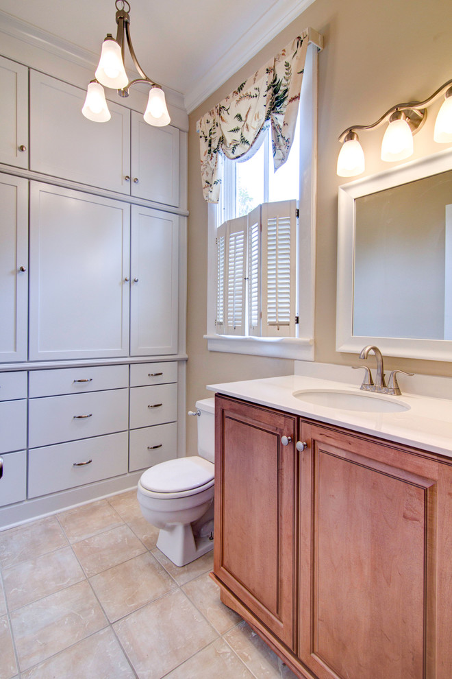 Immagine di una piccola stanza da bagno con doccia tradizionale con lavabo sottopiano, ante in stile shaker, ante in legno chiaro, piastrelle beige, pareti beige e pavimento in gres porcellanato
