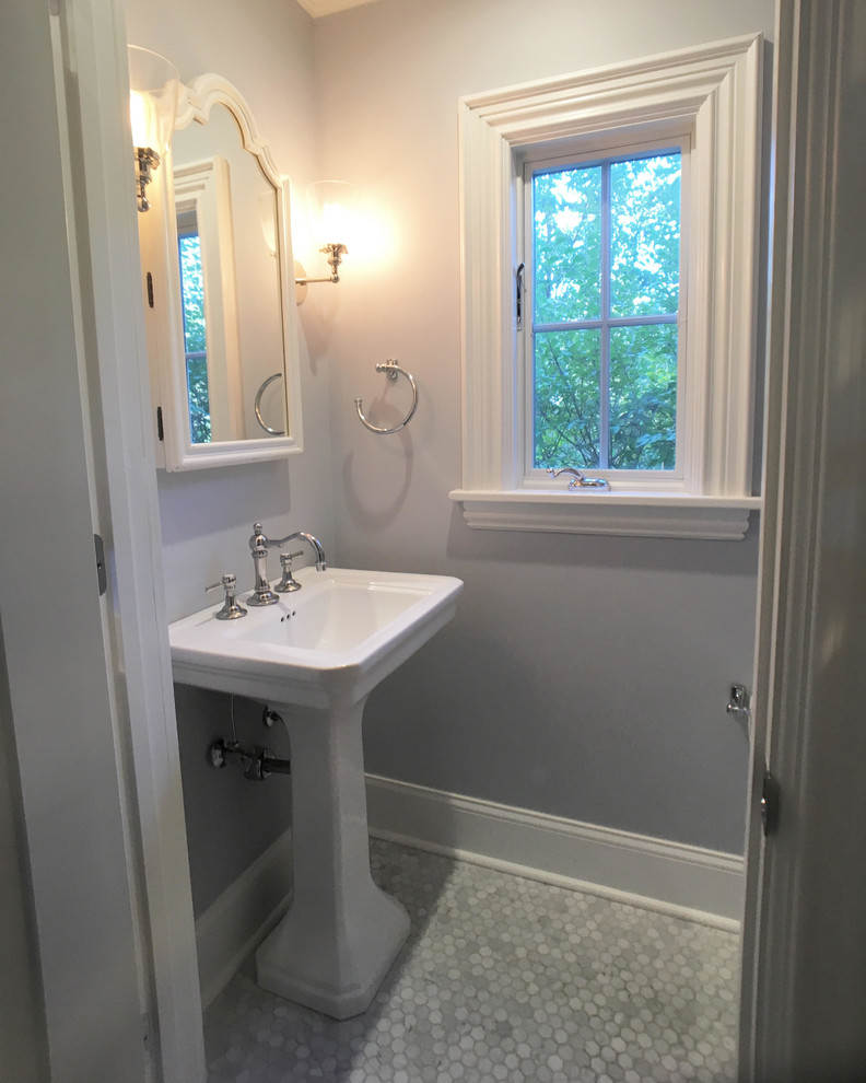 Foto di una piccola stanza da bagno tradizionale con piastrelle grigie, pareti grigie, pavimento in marmo e lavabo a colonna