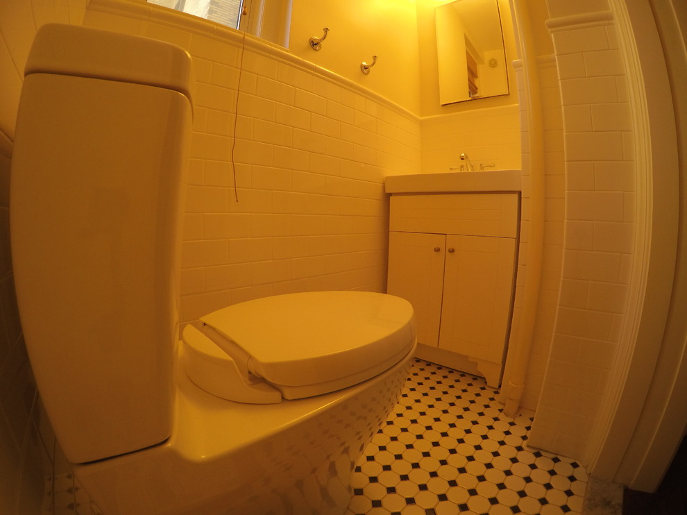 Esempio di una piccola stanza da bagno padronale minimalista con ante a filo, ante bianche, WC a due pezzi, piastrelle bianche, piastrelle diamantate, pareti bianche, pavimento con piastrelle in ceramica, lavabo da incasso e top in marmo