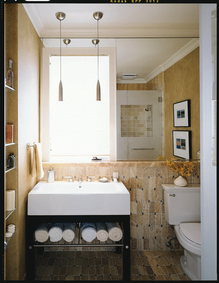 Стильный дизайн: маленькая ванная комната в стиле неоклассика (современная классика) с открытыми фасадами, раздельным унитазом, бежевой плиткой, керамогранитной плиткой, желтыми стенами и полом из керамогранита для на участке и в саду - последний тренд