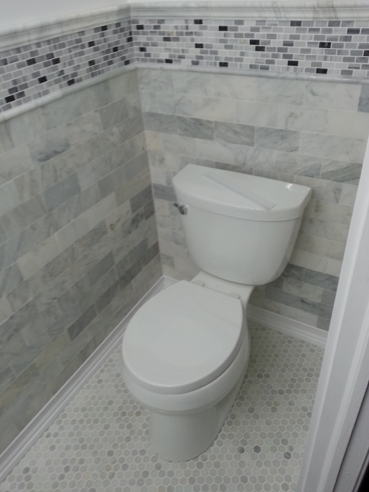 Idee per una piccola stanza da bagno con doccia chic con lavabo integrato, ante lisce, ante bianche, top in superficie solida, WC a due pezzi, piastrelle bianche, piastrelle in pietra, pareti bianche e pavimento in marmo