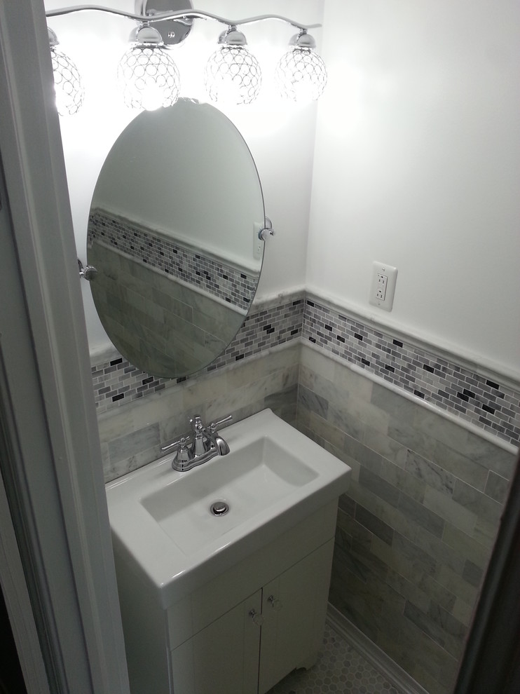 Immagine di una piccola stanza da bagno con doccia tradizionale con lavabo integrato, ante lisce, ante bianche, top in superficie solida, WC a due pezzi, piastrelle bianche, piastrelle in pietra, pareti bianche e pavimento in marmo