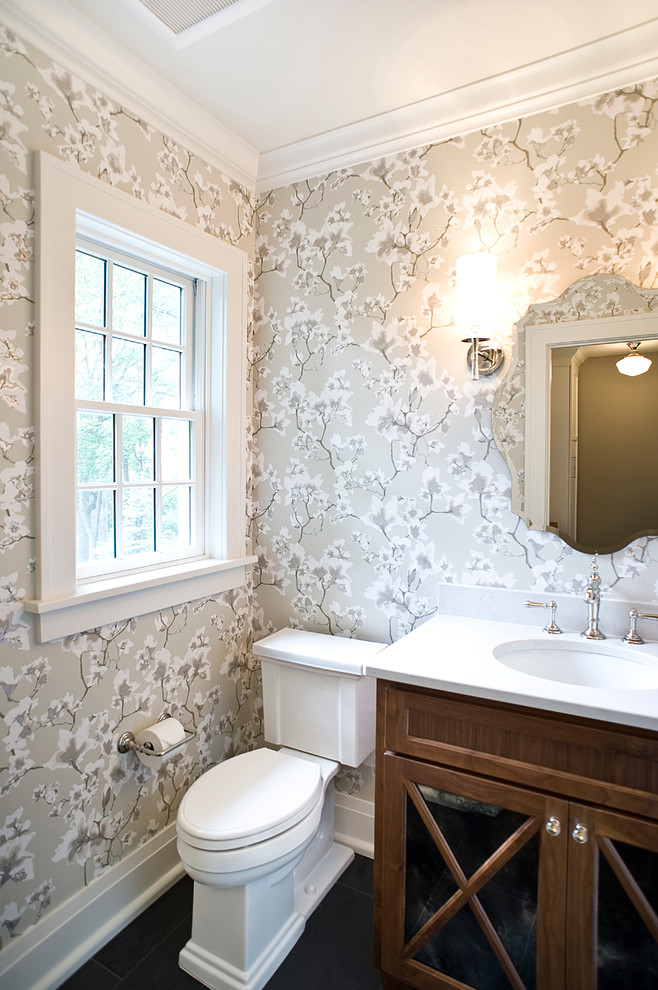 Imagen de cuarto de baño clásico renovado con armarios tipo vitrina, puertas de armario de madera en tonos medios, sanitario de dos piezas, lavabo bajoencimera y paredes multicolor