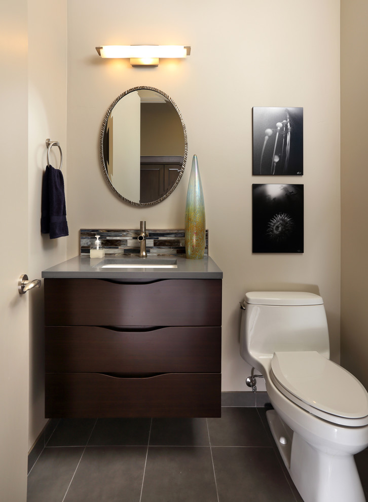 Modelo de cuarto de baño contemporáneo de tamaño medio con puertas de armario de madera en tonos medios, lavabo encastrado, encimera de cuarzo compacto, sanitario de una pieza, baldosas y/o azulejos multicolor y baldosas y/o azulejos de vidrio