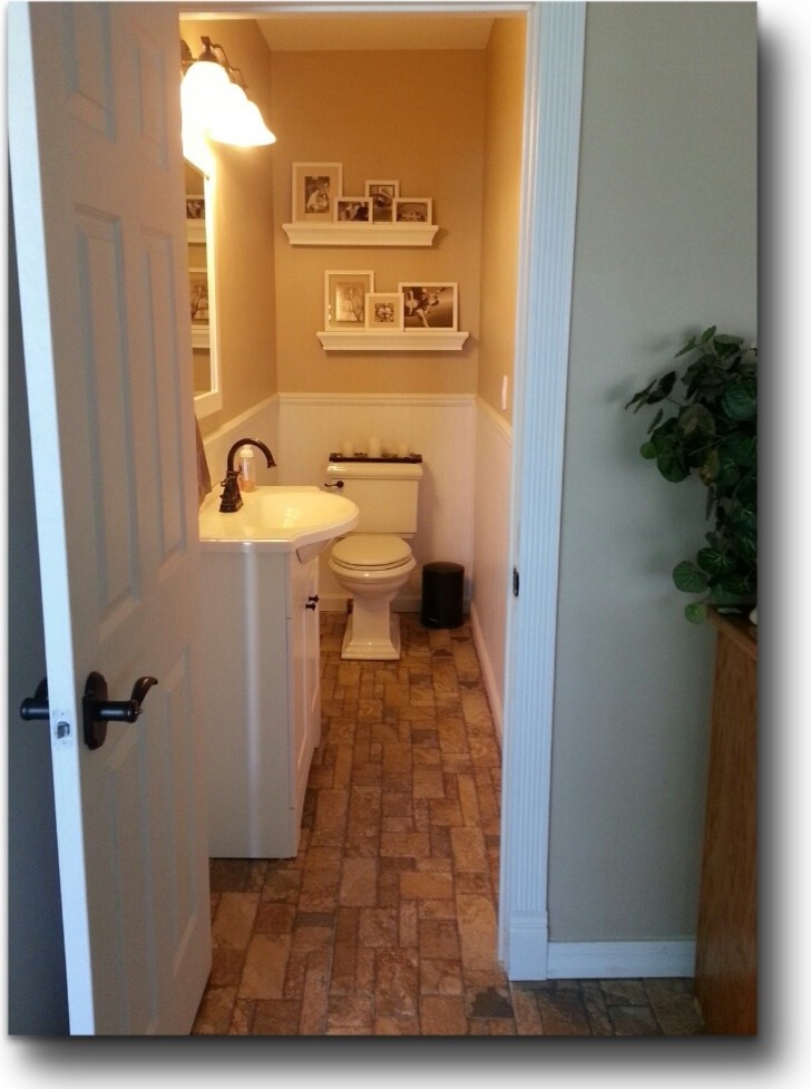 Cette image montre une petite salle d'eau traditionnelle avec WC séparés, un carrelage marron, un mur beige et un sol en carrelage de céramique.