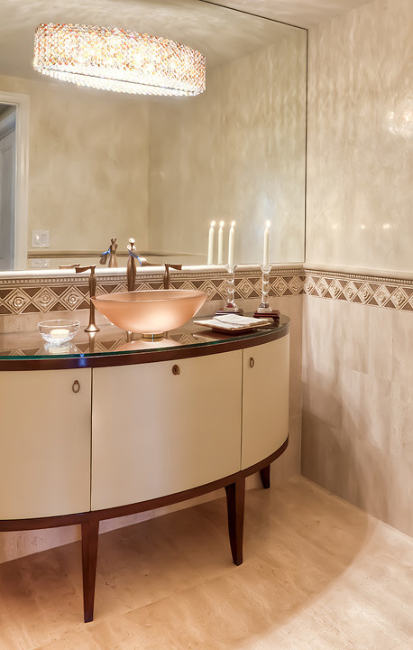Inspiration för mellanstora klassiska turkost badrum, med släta luckor, beige skåp, beige kakel, beige väggar, klinkergolv i keramik, ett fristående handfat, bänkskiva i glas och beiget golv