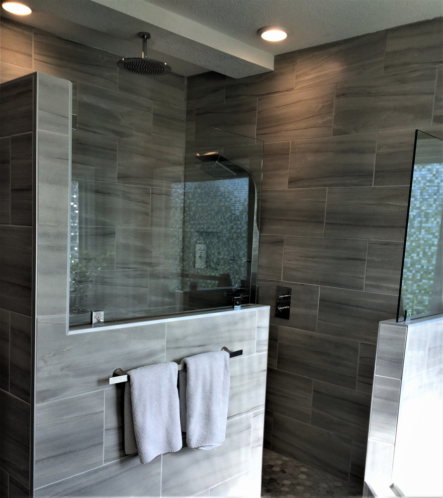 Bild på ett stort vintage grå grått en-suite badrum, med släta luckor, grå skåp, en dubbeldusch, grå kakel, grå väggar, klinkergolv i keramik, grått golv och med dusch som är öppen
