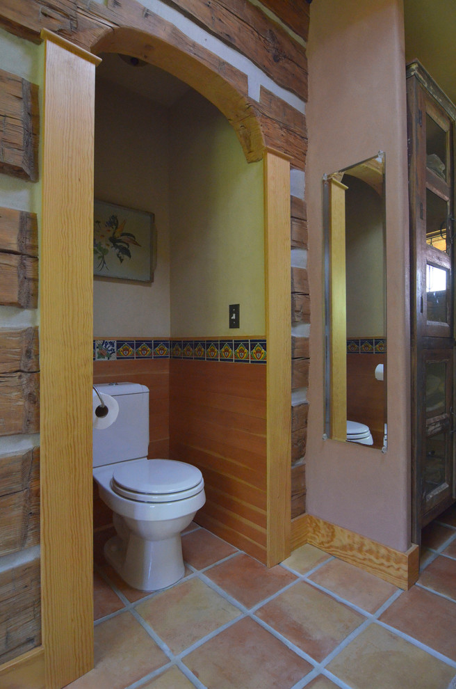 На фото: ванная комната в стиле рустика с
