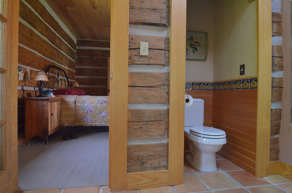 Inspiration för rustika badrum, med klinkergolv i terrakotta